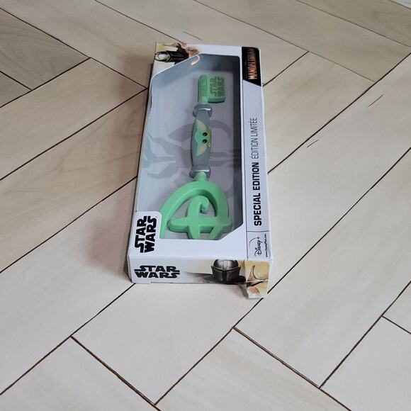 Disney Star Wars Mandalorian Special Edition Collectible Green Key Grogu - Picture 3 of 13
